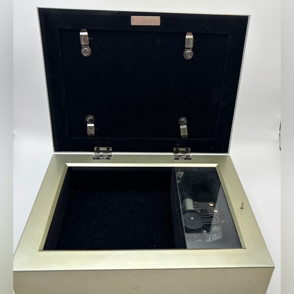 Beautiful Mother-themed Jewelry/Music Box with Swappable Picture Frame - Picture 3 of 13